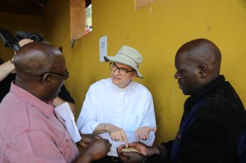 In Mahenge erfuhr Bischof Dr. Franz Jung, wie aus den Kaffeekirschen die Bohnen geschält und dann fermentiert werden.