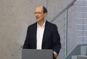 Thomas Wehner, stellvertretender Leiter von Archiv und Bibliothek des Bistums Würzburg, hielt einen Vortrag, in dem er viele interessante Details zur Ausstellung erläuterte.