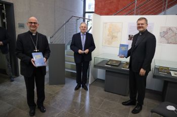 Professor Dr. Wolfgang Weiß (Mitte) überreichte die neueste Ausgabe der Würzburger Diözesangeschichtsblätter an Bischof Dr. Franz Jung (links) und Generalvikar Dr. Jürgen Vorndran.