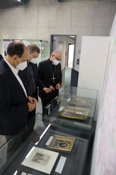 Thomas Wehner erklärt Generalvikar Dr. Jürgen Vorndran und Bischof Dr. Franz Jung (von links) einige der Exponate der Ausstellung.