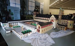Aus Millionen von Lego-Steinen hat Reinhold Dukat aus Kitzingen den Würzburger Kiliansdom nachgebaut. Das Werk steht im Schaufenster des Durchgangs zwischen dem realen Kiliansdom und dem Museum am Dom.