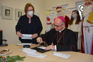 Bischof Dr. Franz Jung eröffnet am ersten Adventssonntag, 28. November, das Weihnachtspostamt in Himmelstadt (Landkreis Main-Spessart) und setzt den neuen Sonderstempel auf die Briefe des Christkinds.