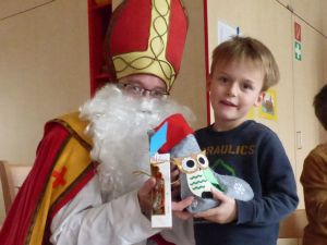 Ein Stück Normalität in der Coronapandemie: Der Nikolaus besucht die Kindertagesstätte Margherita der Caritas-Don Bosco GmbH in Würzburg.