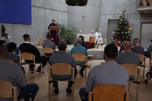 Bischof Dr. Franz Jung feiert am 23. Dezember mit Gefangenen in der JVA Würzburg eine Christvesper.