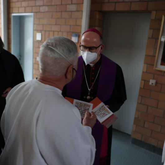 Bischof Dr. Franz Jung wünschte den Gefangenen nach dem Gottesdienst persönlich ein frohes Weihnachtsfest und überreichte ihnen jeweils eine Karte.