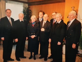 Diakon Axel Mager (4. von rechts) hatte bei der Feier seines Silbernen Weihejubiläums im Pfarrheim von Bad Kissingen zahlreiche prominente Gäste.