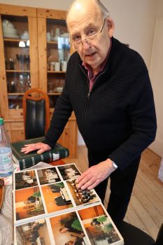 Axel Mager hat ein großes Fotoalbum mit Erinnerungen an sein 50-jähriges Wirken als Diakon.