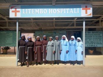 Bei der Arbeit im Krankenhaus wird das Personal von Benediktinerinnen, Franziskanerinnen und Salvatorianerinnen unterstützt.