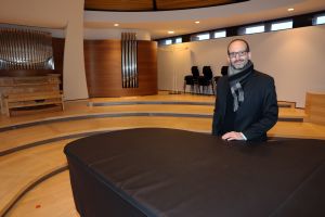 Domkapellmeister Professor Christian Schmid im großen Probensaal der Würzburger Dommusik