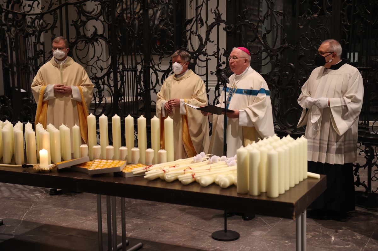 Weihbischof Ulrich Boom segnete zu Beginn des Gottesdiensts Kerzen.