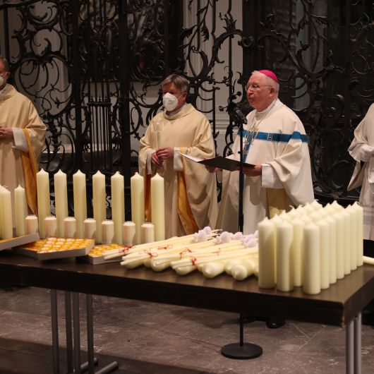 Weihbischof Ulrich Boom segnete zu Beginn des Gottesdiensts Kerzen.