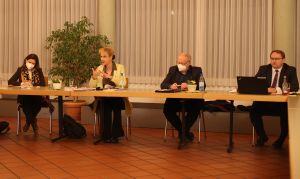 Von links: Landrätin Sabine Sitter, Ordinariatsrätin Dr. Christine Schrappe, Domkapitular Albin Krämer und Ordinariatsrat Finanzdirektor Sven Kunkel.
