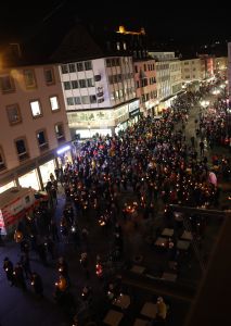 Über 1000 Personen nahmen am Abend des 16. März  in der Innenstadt zwischen Kiliansdom und Alter Mainbrücke am Lichtergedenken an die Zerstörung Würzburgs vor 77 Jahren teil. 