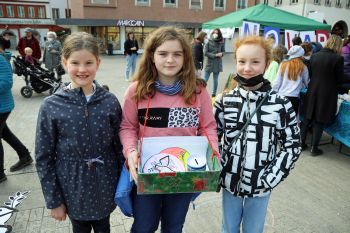 Auch Lisa, Marie und Melissa verteilten gegen eine Spende selbst gestaltete "Friedenstauben" an Passanten auf dem Würzburger Marktplatz.