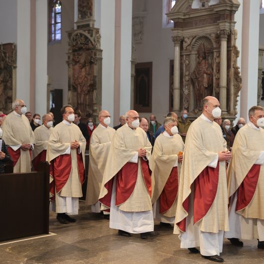 Bischof Dr. Franz Jung weihte am Montagabend, 11. April, bei einem Pontifikalgottesdienst im Kiliansdom die Heiligen Öle für das Bistum Würzburg.