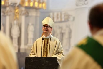 Bischof Dr. Franz Jung weihte am Montagabend, 11. April, bei einem Pontifikalgottesdienst im Kiliansdom die Heiligen Öle für das Bistum Würzburg.