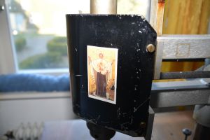 Das Bild einer Ikone klebt am Hostienbohrer. Für die Karmelitinnen in Rödelmaier gehört Beten und Arbeiten eng zusammen.