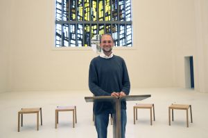 Diakon Joachim Werb freut sich auf die Gottesdienste im der neu gestalteten Kirche: "Wir starten als Gemeinde wieder mit neuem Schwung."