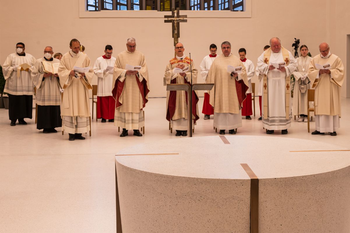 Am Weißen Sonntag, 24. April, weihte Bischof Dr. Franz Jung den Altar in der zum "casa Vielfalt" umgebauten Kirche von Sankt Anton in Schweinfurt.