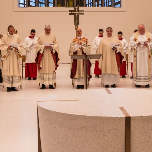 Am Weißen Sonntag, 24. April, weihte Bischof Dr. Franz Jung den Altar in der zum "casa Vielfalt" umgebauten Kirche von Sankt Anton in Schweinfurt.