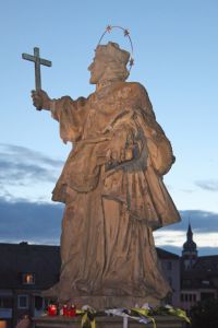 Die Statue des heiligen Johannes Nepomuk auf der Alten Mainbrücke in Würzburg.