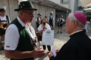 Aus den Händen von Joachim Zobel (links) erhielt Bischof em. Dr. Friedhelm Hofmann die Urkunde über die Ernennung zum Ehrendirigenten des Musikvereins Straßbessenbach. 