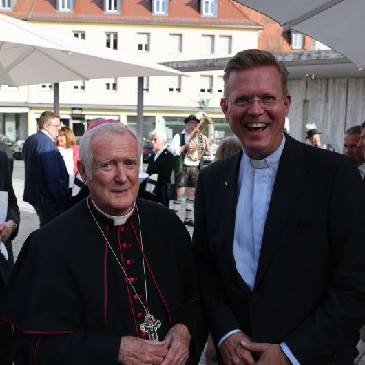 Mit einem Gottesdienst im Kiliansdom und einem Empfang vor dem Burkardushaus hat das Bistum Würzburg am Donnerstag, 12. Mai, den 80. Geburtstag und das 30. Bischofsjubiläum von Bischof em. Dr. Friedhelm Hofmann gefeiert.