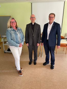 Elisabeth Keilmann, Geistliche Bundesbeirätin der DJK, Bischof Dr. Franz Jung (Mitte) und Erhard Bechtold, stellvertretender Geistlicher Bundesbeirat.

 
