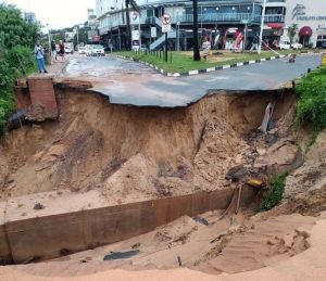 Die Überschwemmungen in Durban und den umliegenden Gebieten in Südafrika haben große Schäden verursacht. Rund 40.000 Menschen sind betroffen.