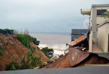 Die Überschwemmungen in Durban und den umliegenden Gebieten in Südafrika haben große Schäden verursacht. Rund 40.000 Menschen sind betroffen.