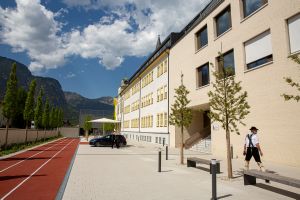 Die Sankt-Irmengard-Schulen in Garmisch-Partenkirchen wurden nach einer aufwendigen Sanierung wieder eröffnet. Mehr als 60 Millionen Euro hat das Erzbistum München und Freising in die Generalsanierung investiert. 