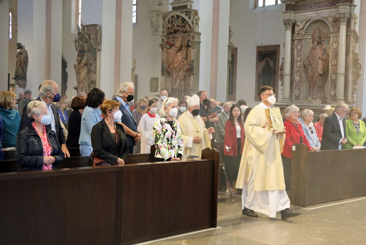 Weihbischof Ulrich Boom feierte einen Pontifikalgottesdienst zum Mozartfest im Kiliansdom.