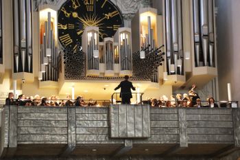 Der Domchor, Solisten und das Philharmonische Orchester Würzburg begleiteten unter der Leitung von Domkapellmeister Professor Christian Schmid den Gottesdienst mit Werken von Franz Schubert und Wolfgang Amadeus Mozart. 
