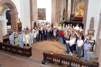 Bei der Feier zur Errichtung des pastoralen Raums Aschaffenburg-Stadt fanden sich am Ende der Vesper alle mitfeiernden zu einem Gruppenbild im Altarraum zusammen.