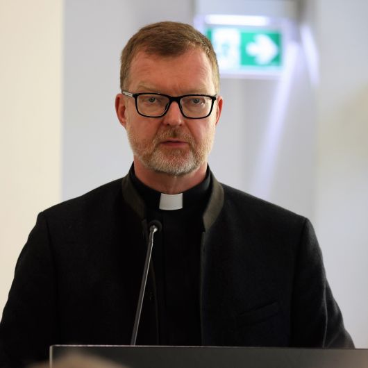 Jesuitenpater Dr. Hans Zollner kritisierte, dass innerhalb der Kirche oft Verantwortung und Verantwortlichkeit abgeschoben würden. 