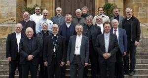Zu einem informellen Austausch haben sich Erzbischof Dr. Ludwig Schick (vordere Reihe, 2. von rechts) und Bischof Dr. Franz Jung (links daneben) samt der Domkapitel aus Bamberg und Würzburg in Vierzehnheiligen getroffen.