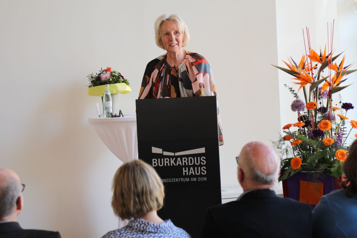 Dr. Christiane Raabe, Direktorin der Internationalen Jugendbibliothek München, moderierte die Preisverleihung.