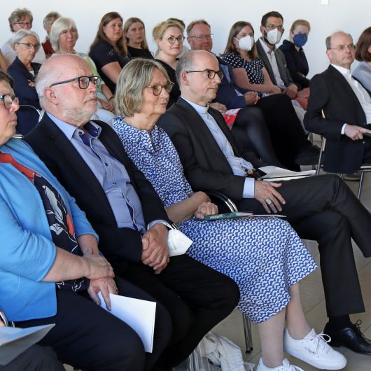 Blick ins Publikum (vordere Reihe): Dr. Gabriele von Glasenapp (links), Preisträgerin Kirsten Boie (Vierte von links), rechts neben ihr Bischof Dr. Franz Jung und Weihbischof Robert Brahm.