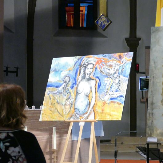 Die Bilder der Künstlerin Sunset Schneider unterstrichen das Anliegen des Frauengottesdienstes in der Stiftsbasilika.
