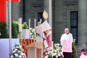 Bischof Dr. Franz Jung erteilt an der Residenz den eucharistischen Segen mit der Monstranz.