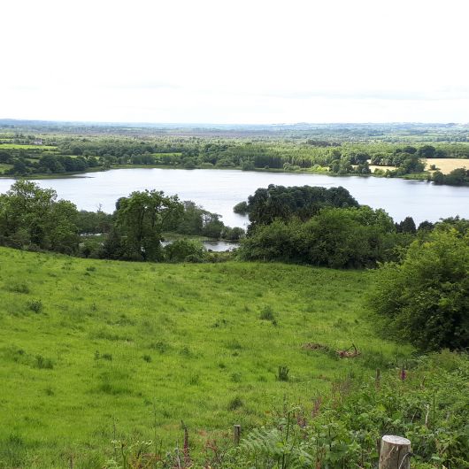 Mullagh liegt in der Grafschaft Cavan, die auch das Land der 365 Seen genannt wird. Ganz in der Nähe befindet sich das malerisch gelegene Mullagh Lough.