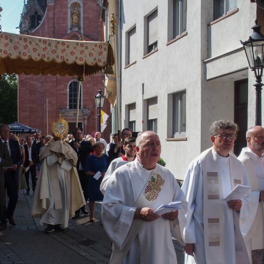 Vom Stiftsplatz führte die Prozession zur Muttergottespfarrkirche.