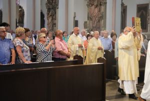 Domkapitular Albin Krämer  feierte am Dienstagnachmittag, 28. Juni, mit Ehepaaren einen Pontifikalgottesdienst, die vor 50, 60 oder 65 Jahren geheiratet haben.