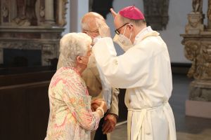 Bischof Dr. Franz Jung feierte am 29. Juni 2022 einen Dankgottesdienst im Kiliansdom mit Ehepaaren, die goldenes, diamantenes oder eisernes Ehejubiläum feiern.