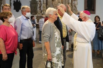 Weihbischof Ulrich Boom feierte am 30. Juni 2022 einen Dankgottesdienst im Kiliansdom mit Ehepaaren, die auf 50, 60 oder 65 Ehejahre zurückblicken.