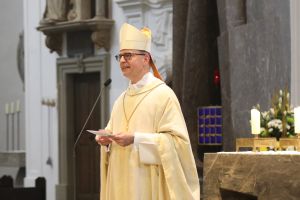 Bischof Dr. Franz Jung feierte am Donnerstagabend, 30. Juni, im Würzburger Kiliansdom einen Pontifikalgottesdienst mit Ehejubilaren, die seit 25 Jahren verheiratet sind.