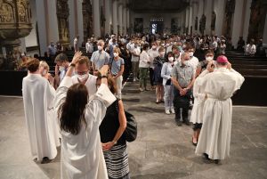 Bischof Dr. Franz Jung feierte am Donnerstagabend, 30. Juni, im Würzburger Kiliansdom einen Pontifikalgottesdienst mit Ehejubilaren, die seit 25 Jahren verheiratet sind.