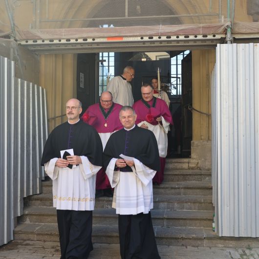 Mit einer Reliquienprozession von Sankt Burkard zum Dom und einem Pontifikalgottesdienst mit Bischof Dr. Franz Jung ist am Sonntag, 3. Juli, die diesjährige Kiliani-Wallfahrtswoche eröffnet worden. 