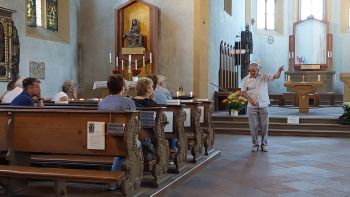 Domkapitular em. Dr. Jürgen Lenssen führte die Gruppe durch die Wallfahrtskirche Maria im Weingarten. 