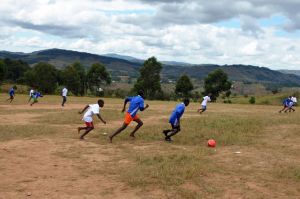 Mit einem Fußballmatch empfing die Miparu Secondary School in Mpapa die Besucher.